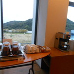 足摺テルメ - 朝のモーニングコーヒーをいただいたライブラリーラウンジ　2017.2