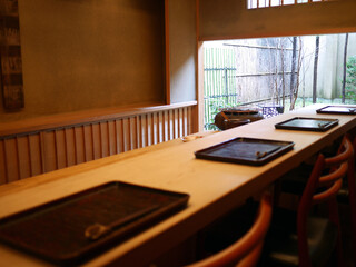 Ogata - カウンター席と奥に坪庭