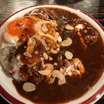 カレー屋アカマル - ハヤシライス980円＋トッピング目玉焼き150円