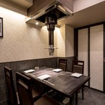 炭火焼肉 弁慶 - テーブル