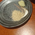 豚骨ラーメンとまぜそば 池めん - すりゴマもこの小皿でとりわけ