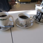 カフェ モーツァルト アトリエ - ブレンドコーヒー　カップもコーヒーの量もばらばら　さてどれ選ぶ？^^;