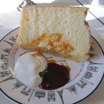 カフェ モーツァルト アトリエ - シフォンケーキ　かなり大きい…^^;