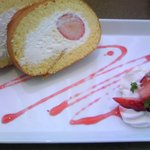 プルメリアカフェ - イチゴの〝ふわふわ〟ロールケーキ(580円)