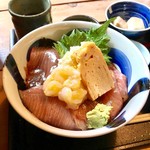 磯家 たいこま - 日替わり海鮮丼 @950円 の海鮮丼。
            てっぺんにはポテトサラダと卵焼き、イカ数の子が美しく盛られています。