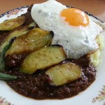 かれーの店 ポカラ - ポーク茄子カレー（大盛）+目玉焼きトッピング