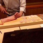 日本橋蛎殻町 すぎた - すぎたさんの目の前のお席でした！ラッキー！