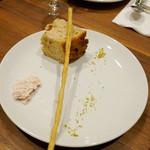 シャトン - 全粒粉の自家製フォカッチャとグリッシーニ