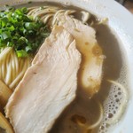 自家製麺 佐藤 - 鶏ムネ肉のチャーシューはちょっとパサり気味でした。。