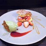 コントワール15 - 熊本県産苺のミルフィーユ、ピスタチオのアイスクリーム