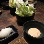 お通しのキャベツw味噌マヨ。お口直しの大根おろしも最初に提供されます。