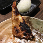 越後屋権兵衛 - 鮭ハラス焼きの皮側、パリパリですよ、皮