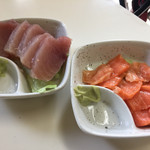 祭り屋 - ビンチョウマグロ刺とサーモン刺・各２００円