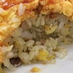 金春 - 金春炒飯の断面。油が多い多い