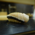 鮨 はしもと - 藁で皮目を燻した鰆