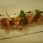 レストラン　シュバル ブラン - グリルした帆立、ズワイガニと蕪とトリュフのサラダ、ホワイトアスパラ