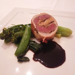 レストラン　シュバル ブラン - フォアグラ、名古屋コーチン、えな鳥、生ハム等を合わせて包んで焼いた物、春野菜添え