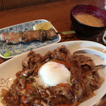 のむんち - 料理写真:焼肉丼（手前）とはまぽーくの串焼き（奥）