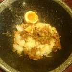 河内の中華そば 醤 - ダイブ飯、煮玉子を半分潰し撹拌完了