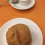 ステーキ＆トラットリア カルネジーオ - 全粒粉のパンと発酵バター
