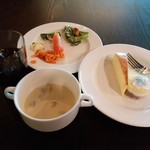 Matina  - 濃厚クラムチャウダー。サラダ・ケーキなど