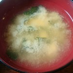 本田 - シンプルな豆腐とワカメの味噌味ですが、
      鰹節が鮮烈に香ります   印象深い一杯
