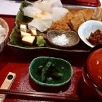 亶 - トンカツには周りにある薬味どれもあいました