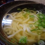 まことうどん - ◆ミニうどん・・いいお出汁を感じるツユが美味しい。 麺は細目で博多仕様程やわ麺程ではないけれど、少し柔らかめ。