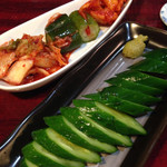 焼肉野郎キムジャン - きゅうり一本漬＆キムチの盛り合わせ