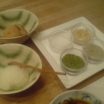 天ぷら新宿つな八 - 塩皿四種と「おろし」二種