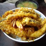 土手の伊勢屋 - このお店の名物の穴子の天ぷらは、天丼ハに付いてきます