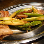 鉄板台所 かちゃぐり屋の とっとき - 自家製ベーコンとアスパラの炒め