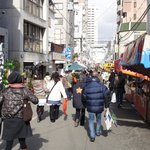 讃歌うどん はんげしょう - 店の前　※えべっさん効果で、えらい人通りで・・・　2011年1月