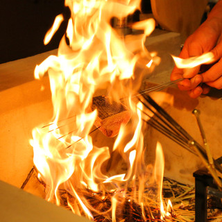 臨場感抜群の炉端焼き！