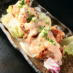 콘테스트 수상 요리 “오카야마현산 닭고기 튀김 수제 가다랭이 마요네즈가케”