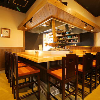 Recommended are counter seats that give you a sense of realism.