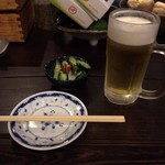 たこ焼きとおでん 石橋 - 生ビールと付き出しのきゅうり