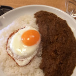 タダカリー - チキンカレーの目玉焼きトッピング