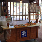 やすぎ魚々市 - 店頭で若松葉ガニ販売
