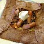 クレープリー・アルション - ソーセージとほうれん草のトマト煮のガレット