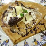 クレープリー・アルション - くるみとりんごのパンプディングとバニラジェラート・アングレーズとチョコソースのクレープ