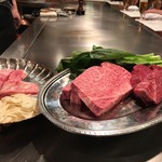 ステーキ＆ワイン オクソン - 左はｽｼﾞ肉とｶﾞｰﾘｯｸｽﾗｲｽ