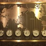 ステーキ＆ワイン オクソン - ﾄｲﾚの㊥に世界時計