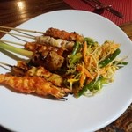 WARUNG PREGINA - バリ島の甘辛味の串盛り。