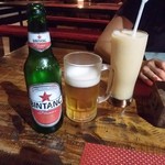 WARUNG PREGINA - バリ島名物ビンタンビールとミックスジュース。