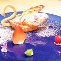 肉割烹 無膳福助 - スワンが美しい桜シュークリーム