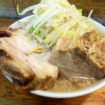 Ramenkagemusha - らーめん＋豚２枚900円（野菜マシマシ、背脂）