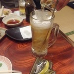 養老乃瀧 - バクハイ1杯目、火薬(ウイスキー)を追加している様子。