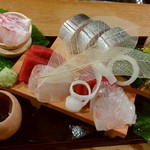 むろまち 加地 - 刺身盛り合わせ　小鉢の中は牡蠣の塩辛に蕗の薹