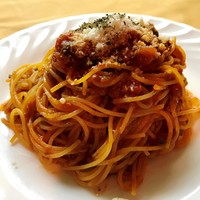 黒オリープ、ケッパー、アンチョビ、オレガノ、トマトソースのスパゲッティ